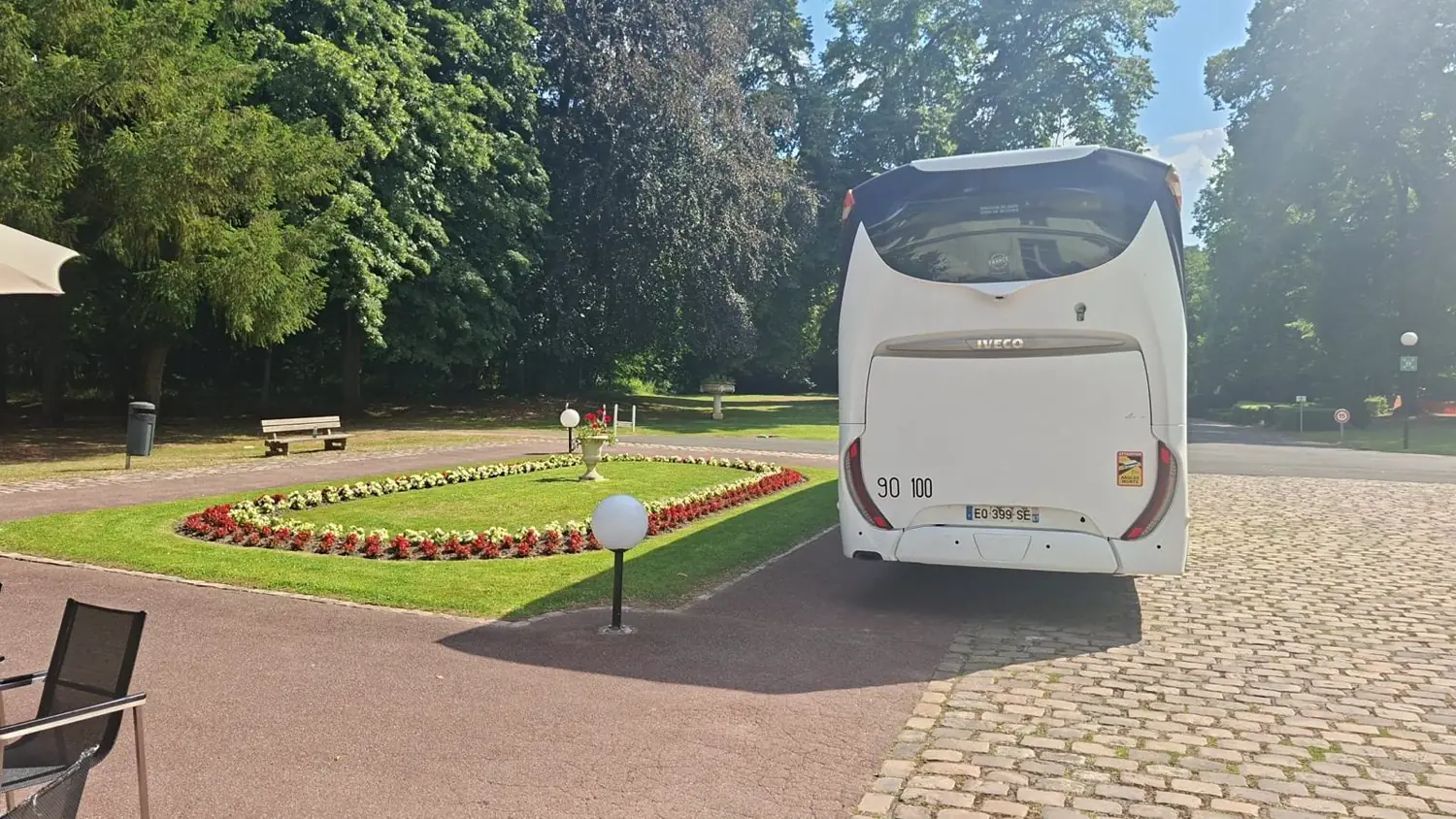 Autocar devant un château
