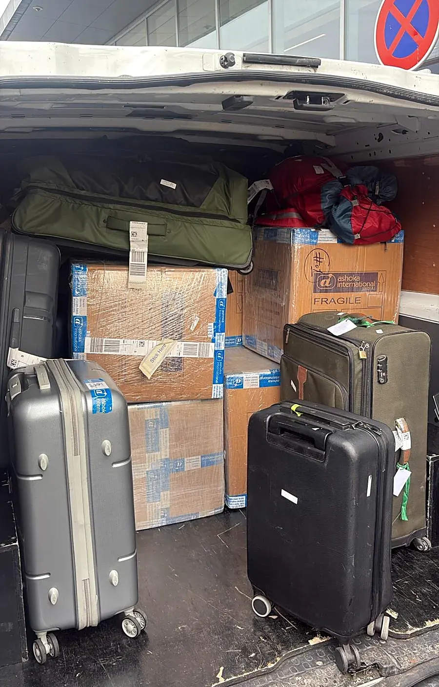 Valises et colis chargés dans le véhicule