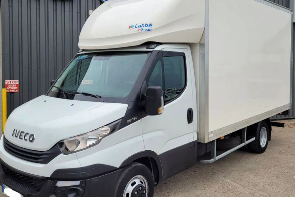 Camion caisse 20 m³ avec hayon