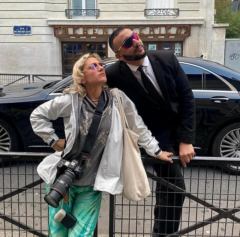 Chauffeur en costume devant la berline, pendant la Fashion Week à Paris