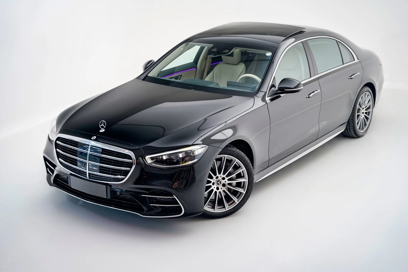 Berline Mercedes Classe S à l'arrivée