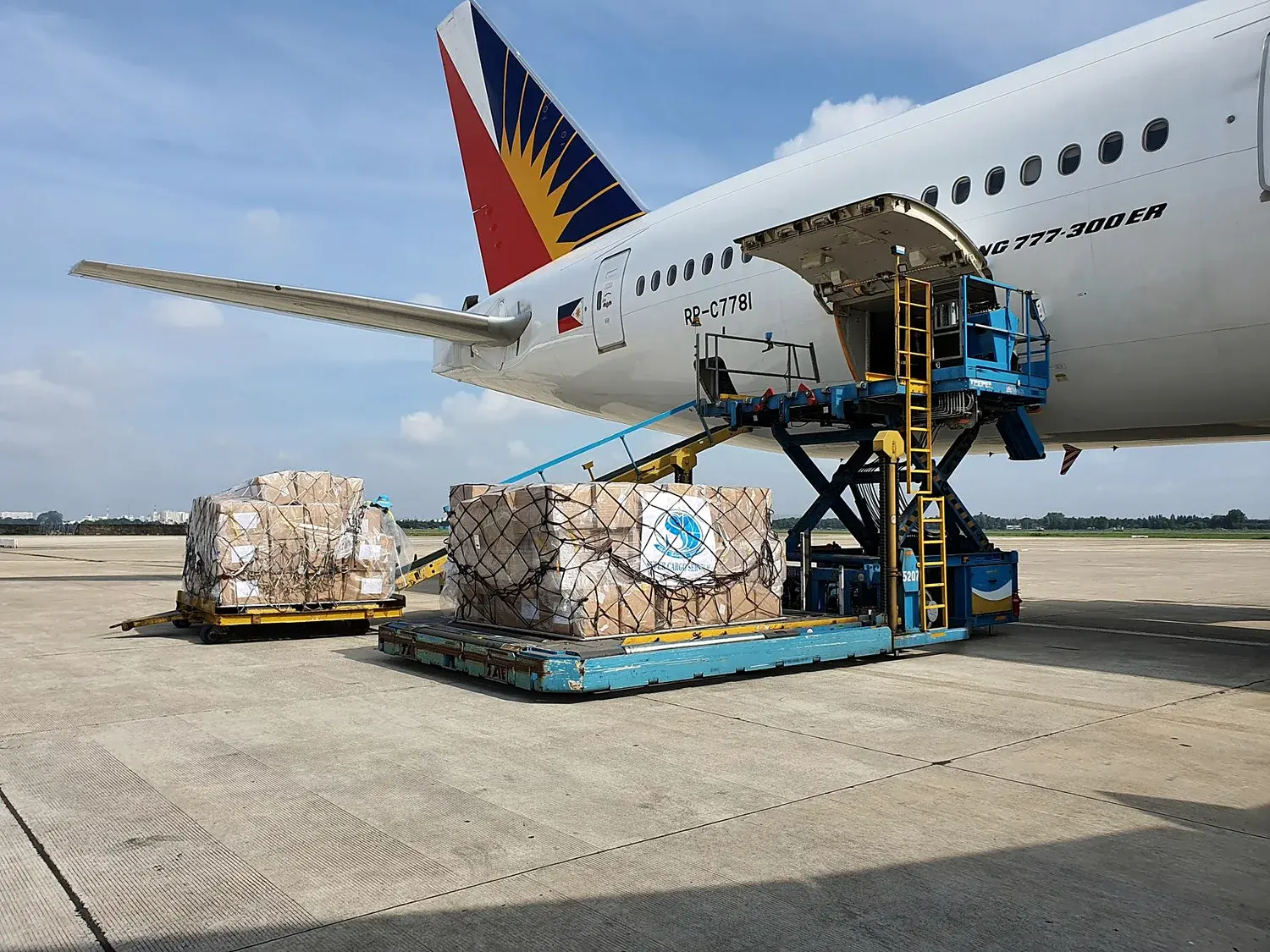 Chargement de caisses dans un avion cargo
