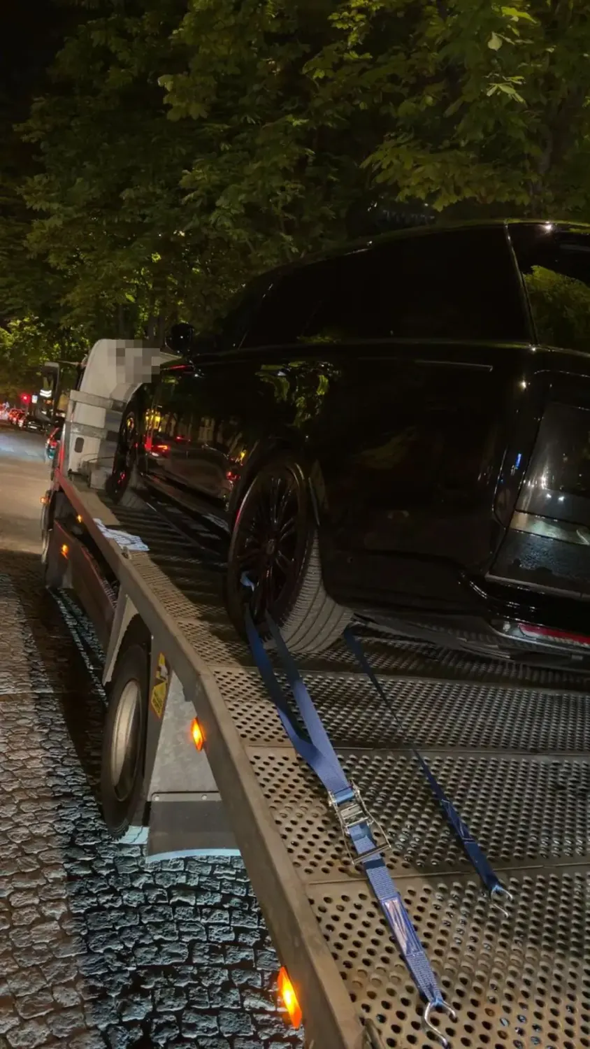 SUV sanglé sur plateau la nuit