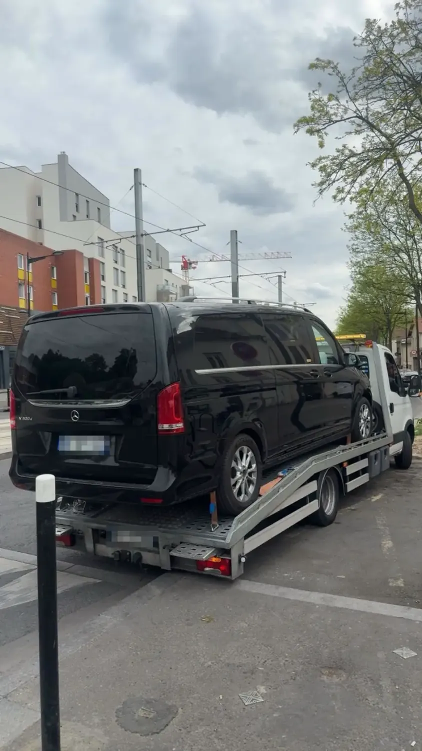 Van Mercedes sur plateau de remorquage