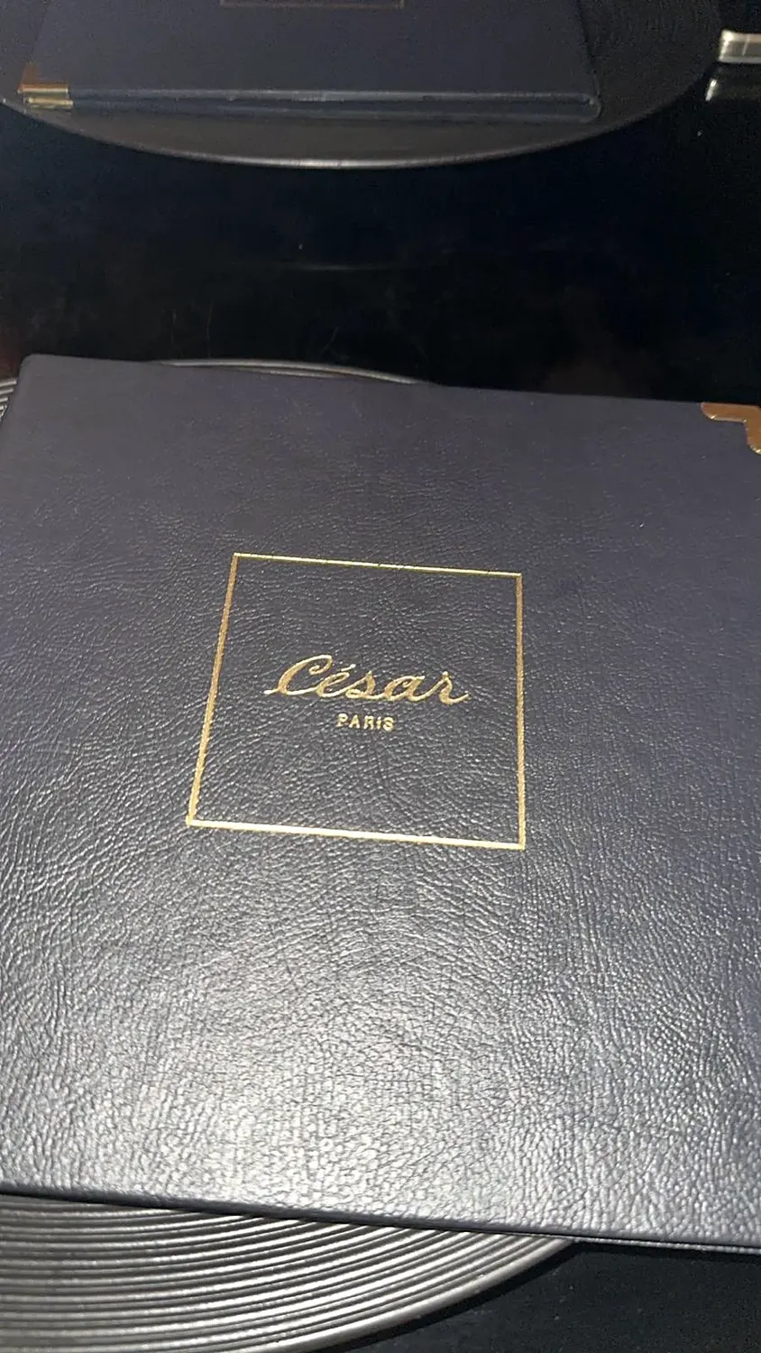 Carte d'un restaurant parisien, cuir noir et dorure