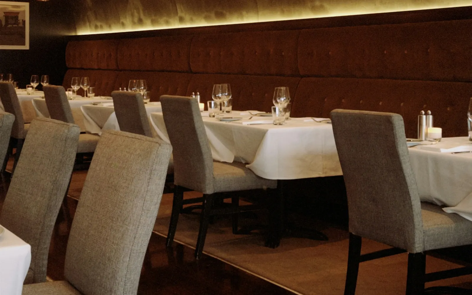 Salle d'un restaurant parisien, table dressée