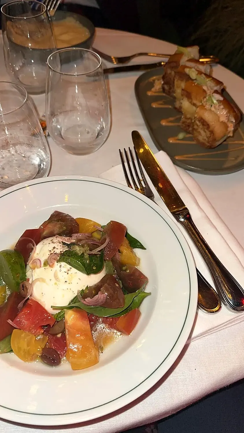 Table dressée dans un restaurant parisien