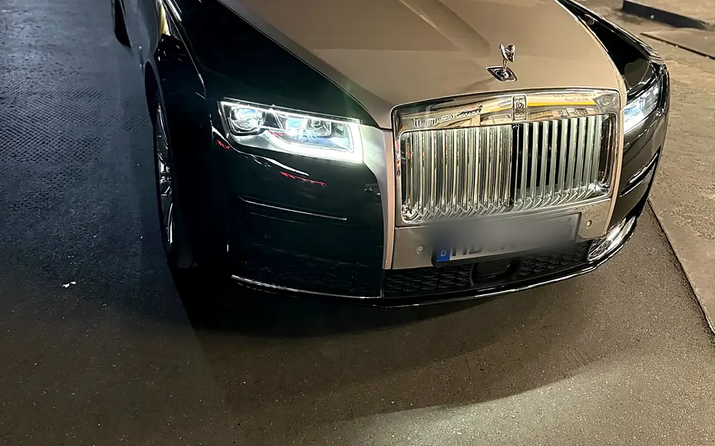 Calandre d'une Rolls-Royce Ghost de la flotte, de nuit