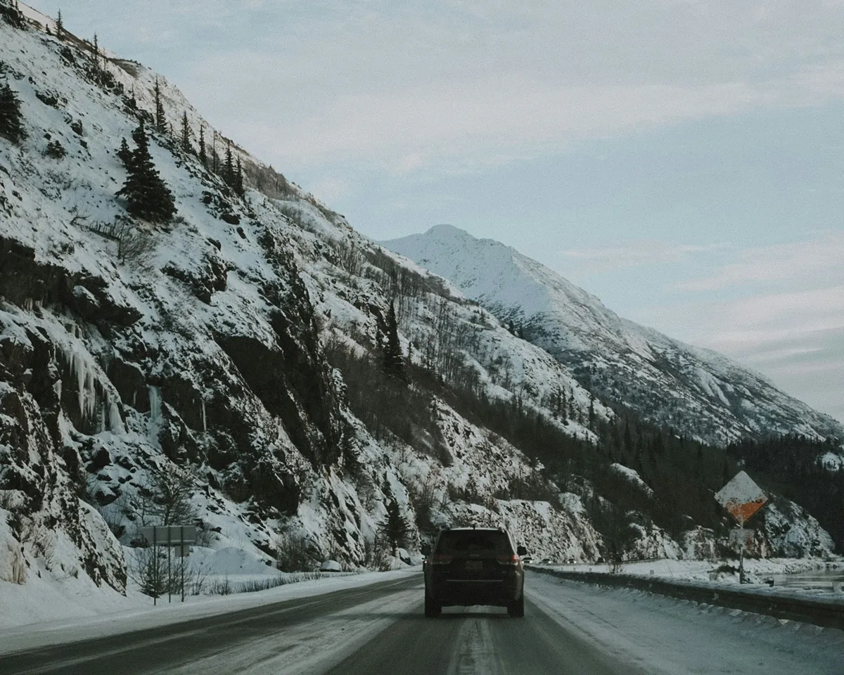 Route de montagne en hiver, trajet longue distance