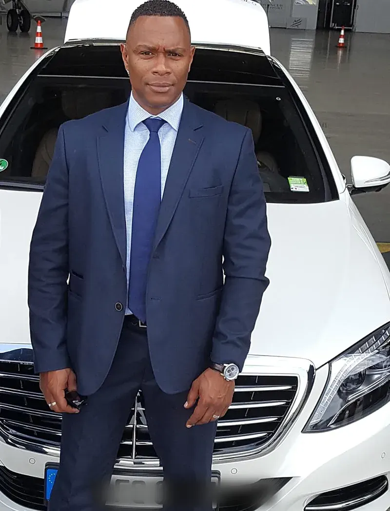 Chauffeur en tenue, prêt au départ