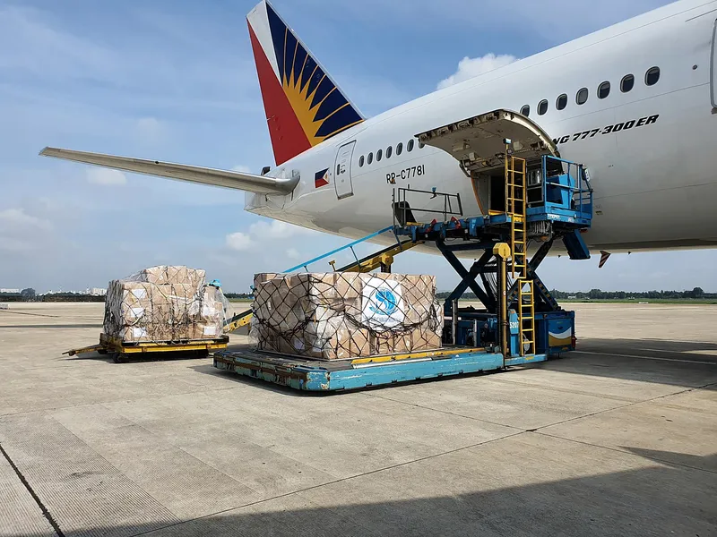 Chargement de caisses dans un avion cargo