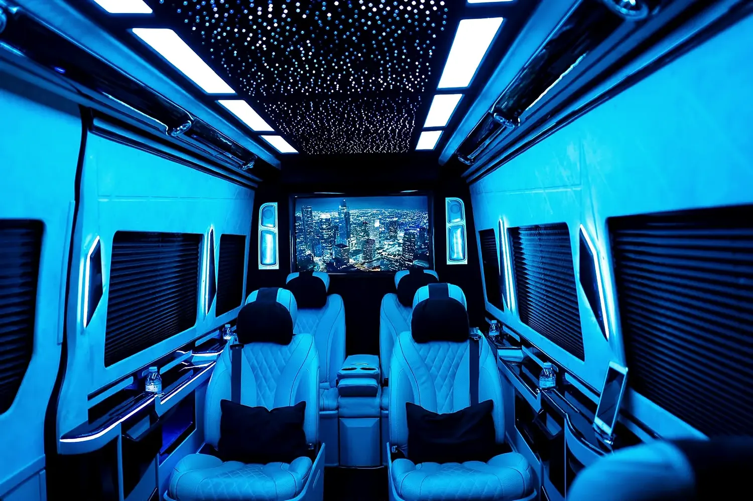 Salon d'un van VIP éclairé, ciel étoilé au plafond