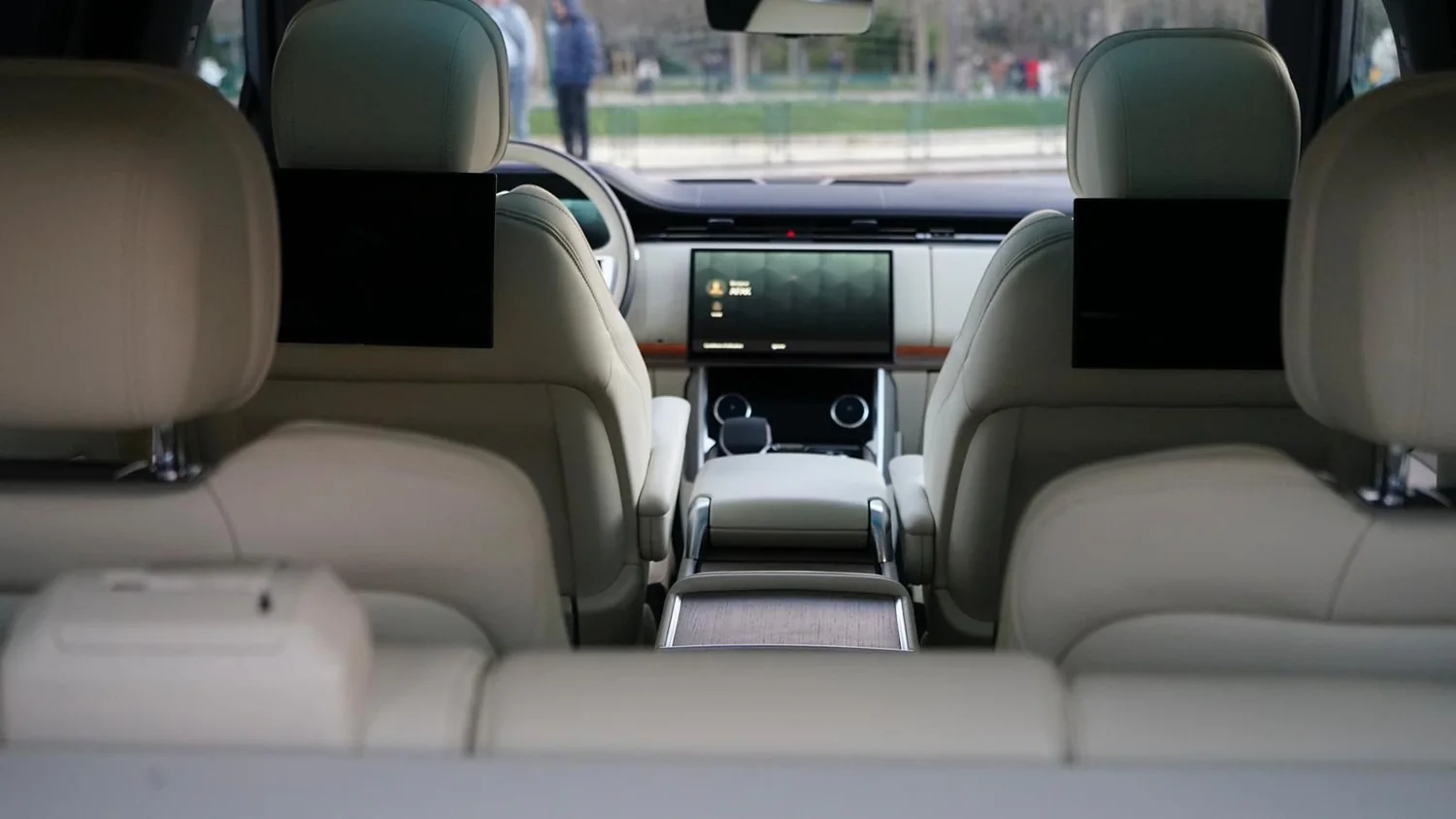 Habitacle crème d'un Range Rover mis à disposition avec chauffeur