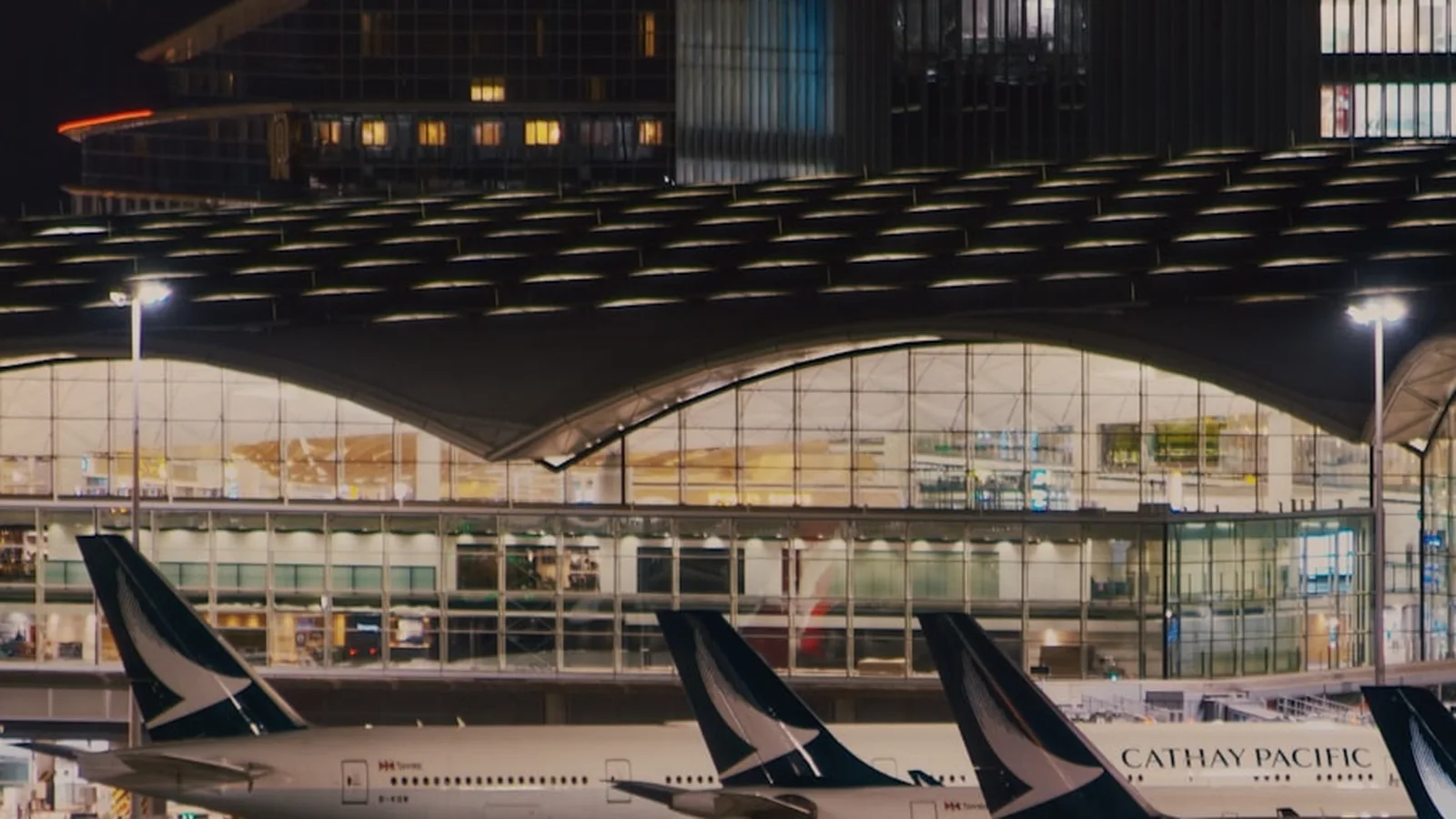 Terminal d'aéroport éclairé la nuit