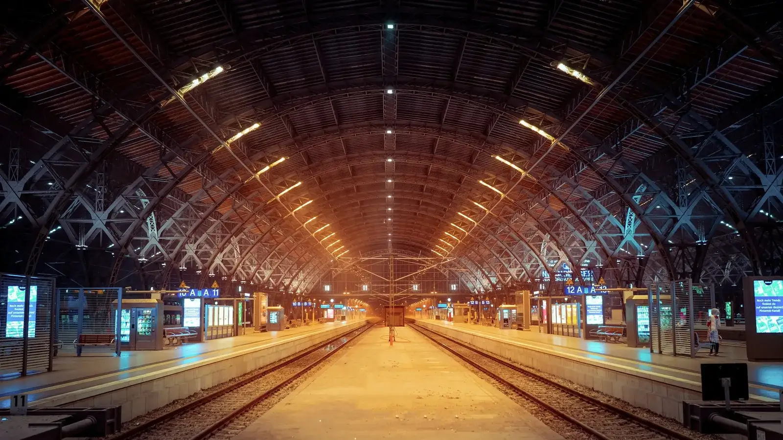 Hall d'une gare, quais sous la verrière