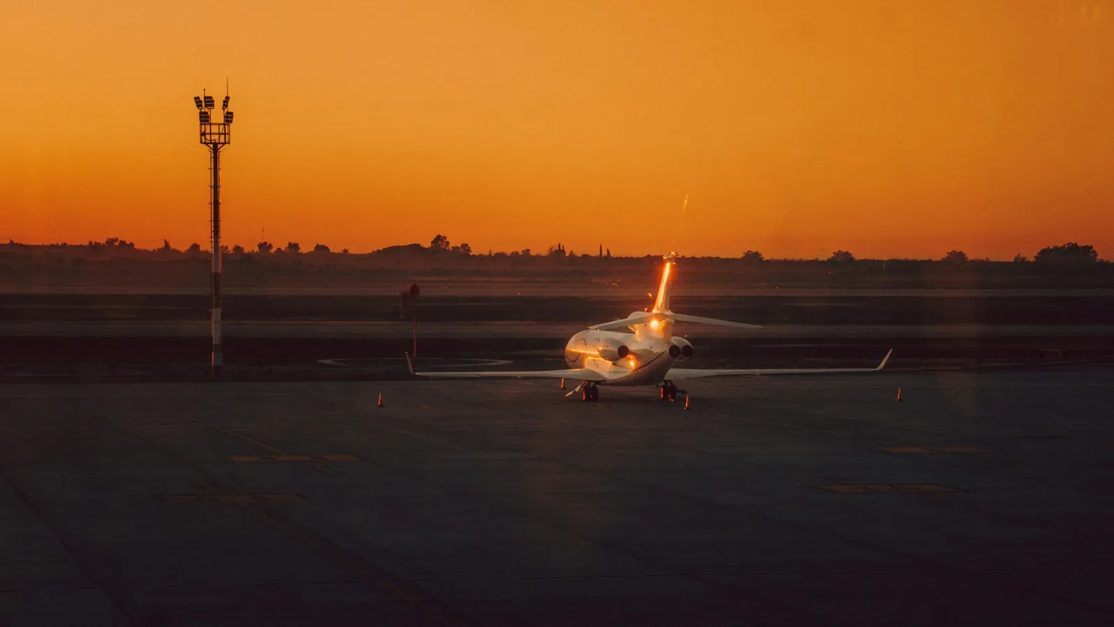 Avion d'affaires sur le tarmac au coucher du soleil