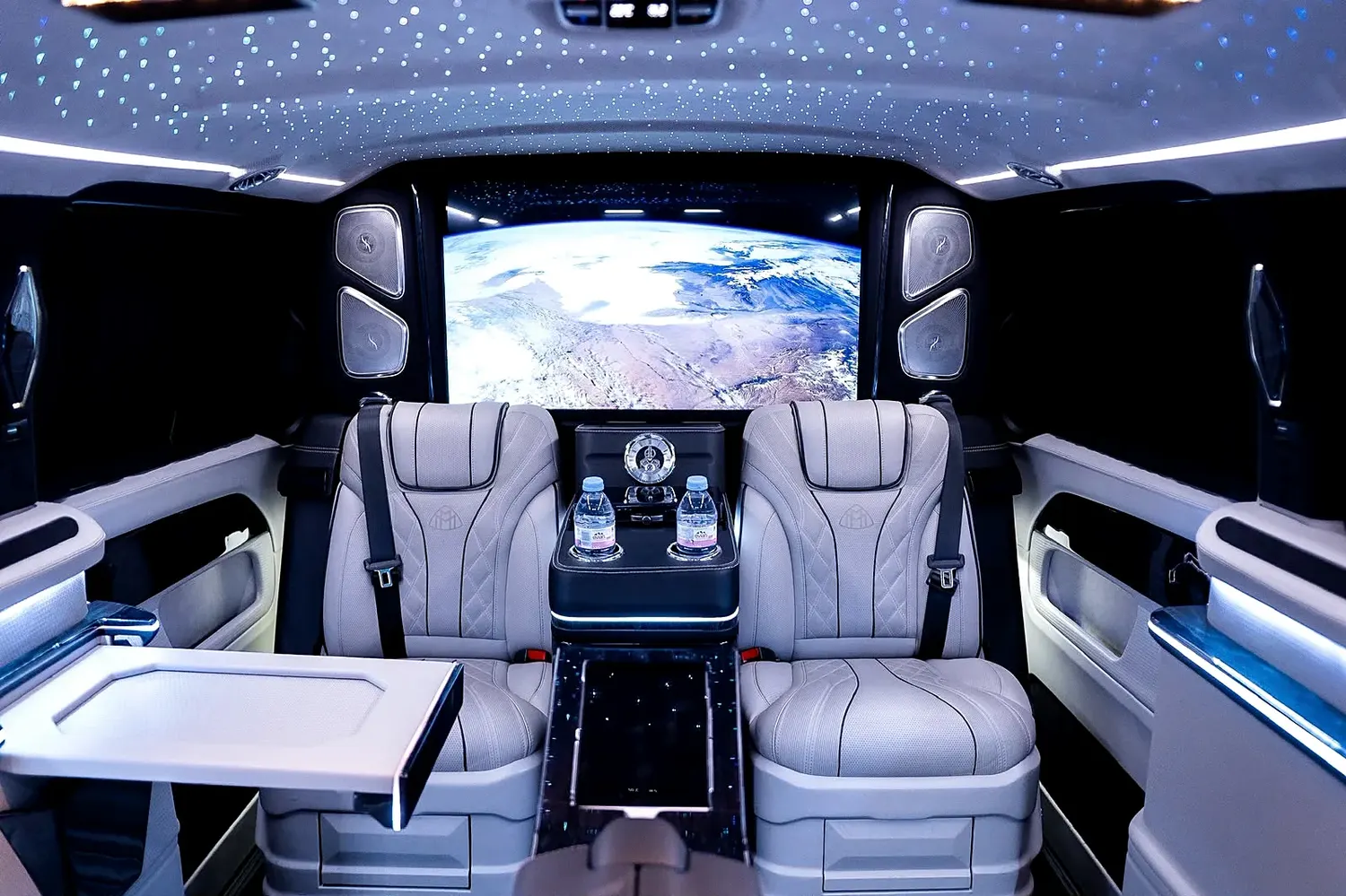 Cabine du van VIP équipée pour les longs trajets