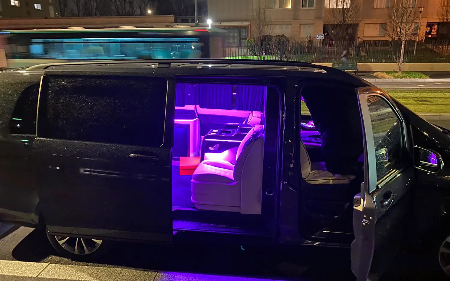 Van VIP aménagé, portes ouvertes