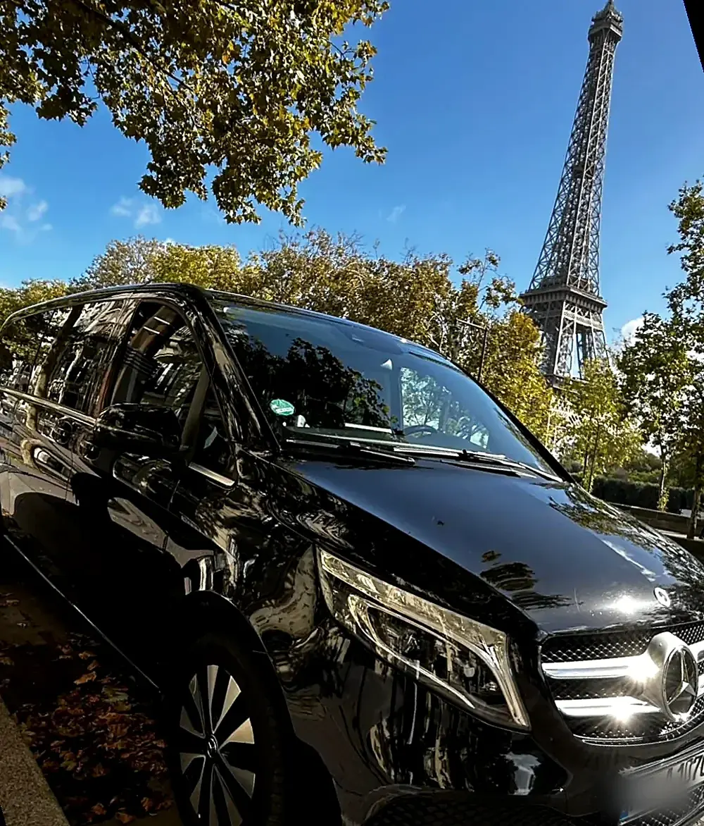 Mercedes Classe V devant la Tour Eiffel
